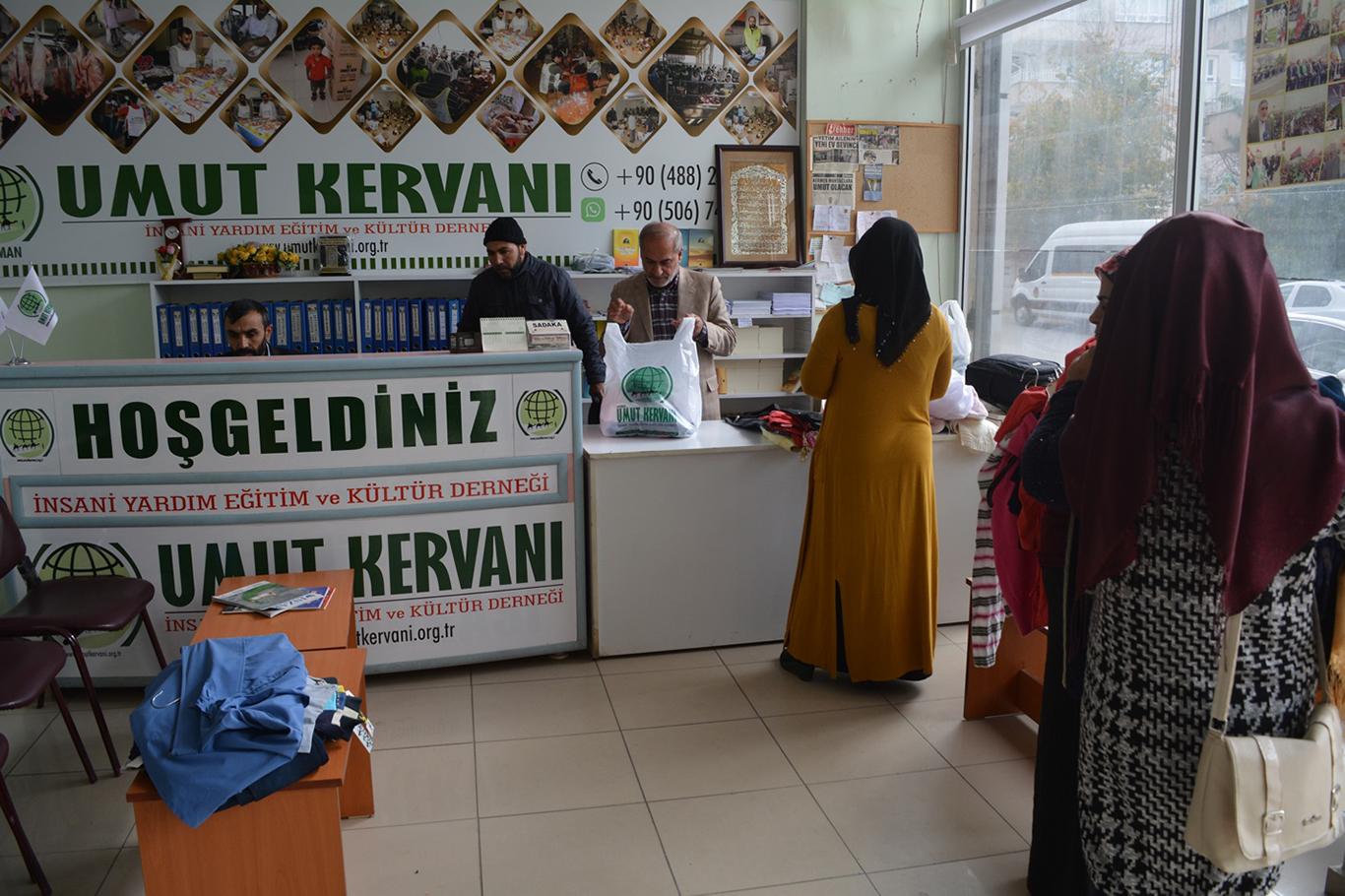 Umut Kervanı, Batman’da ihtiyaç sahiplerine giyim ve gıda yardımında bulundu